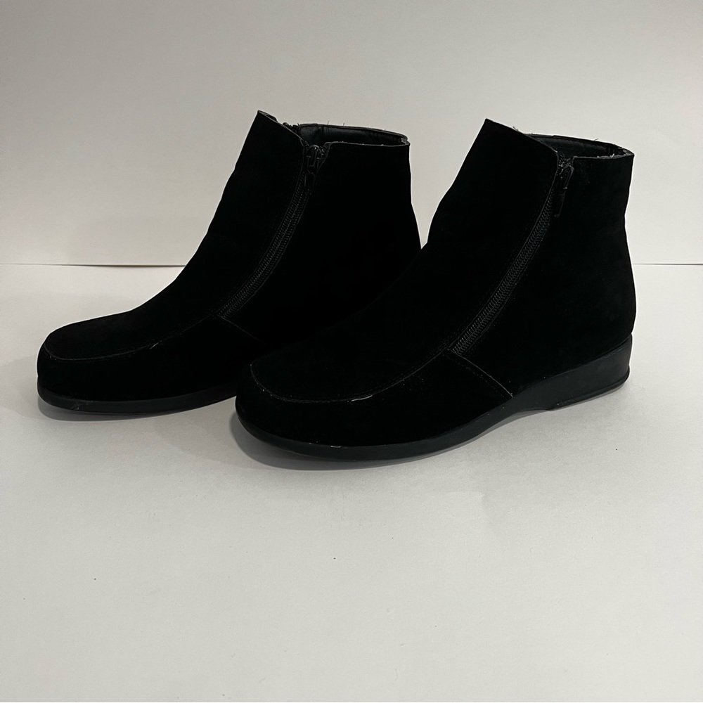 Comfort Ease Black Ankle Boots with Side Zippers Women’s Size 9.5W